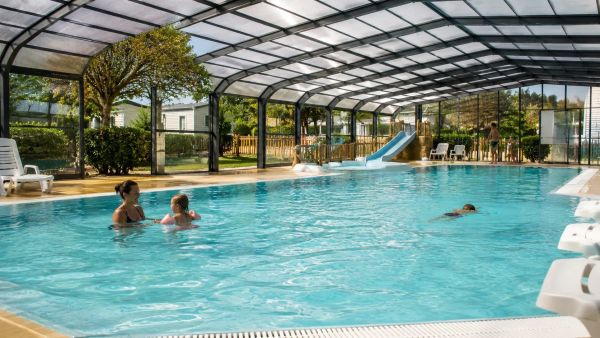 Baignade à l'abri : pourquoi opter pour un camping avec piscine couverte