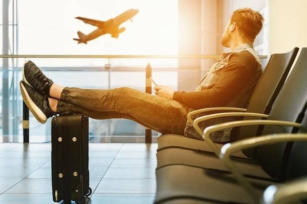 Quelle est la taille maximale autorisée pour un bagage à main en avion ?