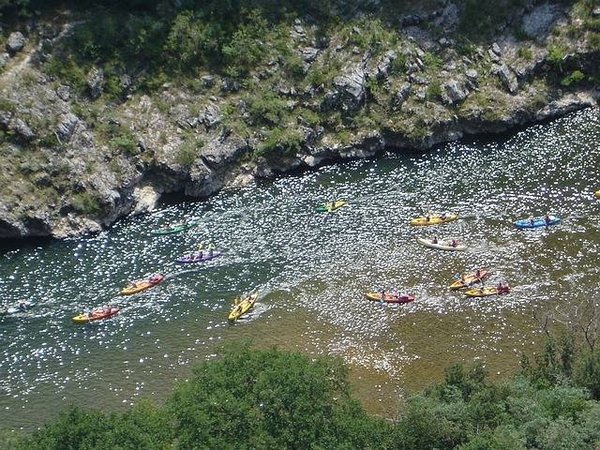 Guide ultime pour une carte de descente de l'Ardèche en canoë : les parcours incontournables