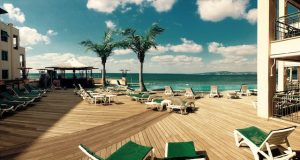 La joie d'une piscine en bord de mer 
