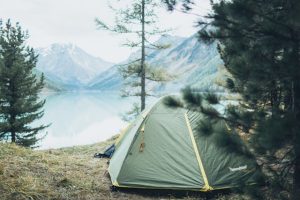 Les campings autour des lacs dans les Hautes Alpes, pour des vacances nature et détente